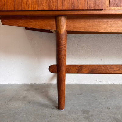 
                  
                    Design highboard door Johannes Andersen teak en eiken - LOUI.STORE
                  
                