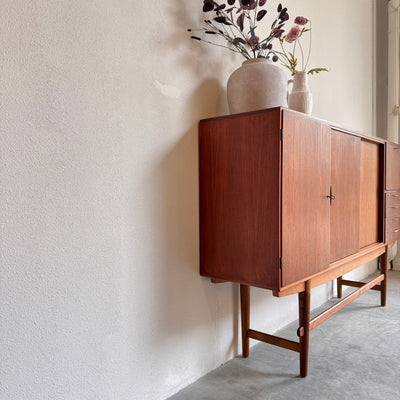 
                  
                    Design highboard door Johannes Andersen teak en eiken - LOUI.STORE
                  
                