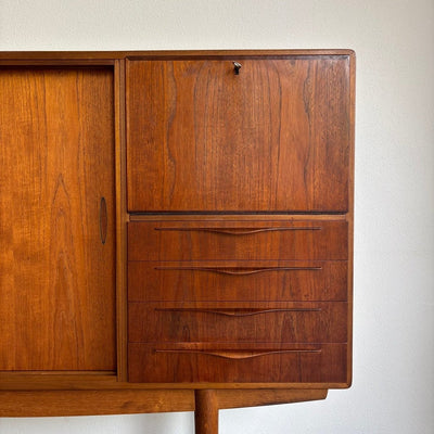 
                  
                    Design highboard door Johannes Andersen teak en eiken - LOUI.STORE
                  
                