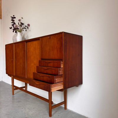 
                  
                    Design highboard door Johannes Andersen teak en eiken - LOUI.STORE
                  
                