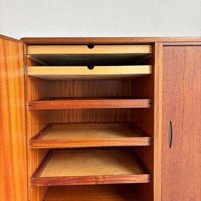 
                  
                    Design highboard door Johannes Andersen teak en eiken - LOUI.STORE
                  
                