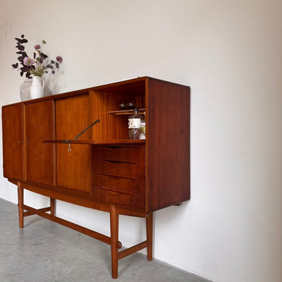 
                  
                    Design highboard door Johannes Andersen teak en eiken - LOUI.STORE
                  
                