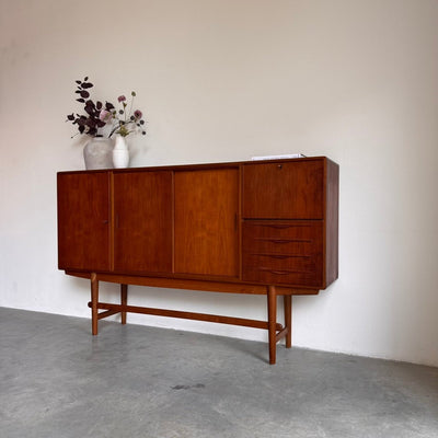 
                  
                    Design highboard door Johannes Andersen teak en eiken - LOUI.STORE
                  
                