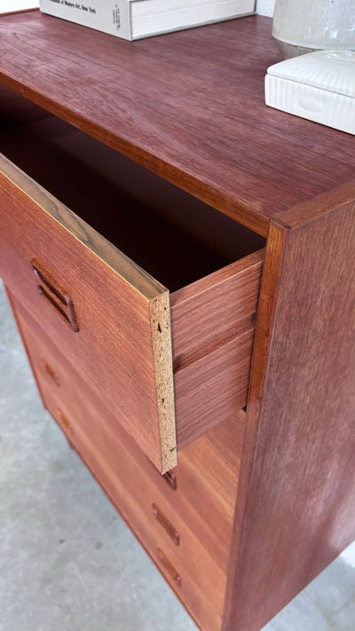 
                  
                    Diepe ladekast 5* in teak - LOUI.STORE
                  
                