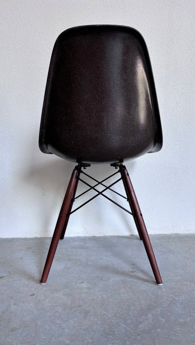 
                  
                    DSW stoel Charles & Ray Eames - LOUI.STORE
                  
                