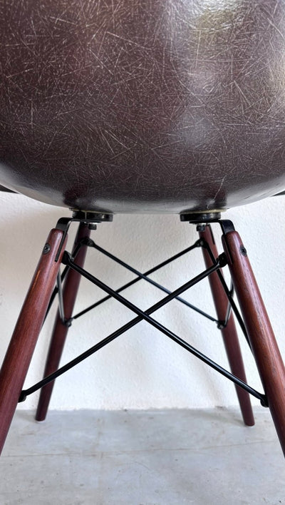 
                  
                    DSW stoel Charles & Ray Eames - LOUI.STORE
                  
                