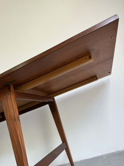 
                  
                    Eettafel Poul Cadovius met klapbladen - LOUI.STORE
                  
                