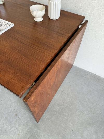 
                  
                    Eettafel Poul Cadovius met klapbladen - LOUI.STORE
                  
                