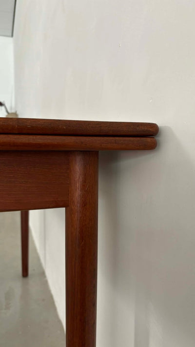 
                  
                    Eettafel uitschuifbaar teak rand - LOUI.STORE
                  
                