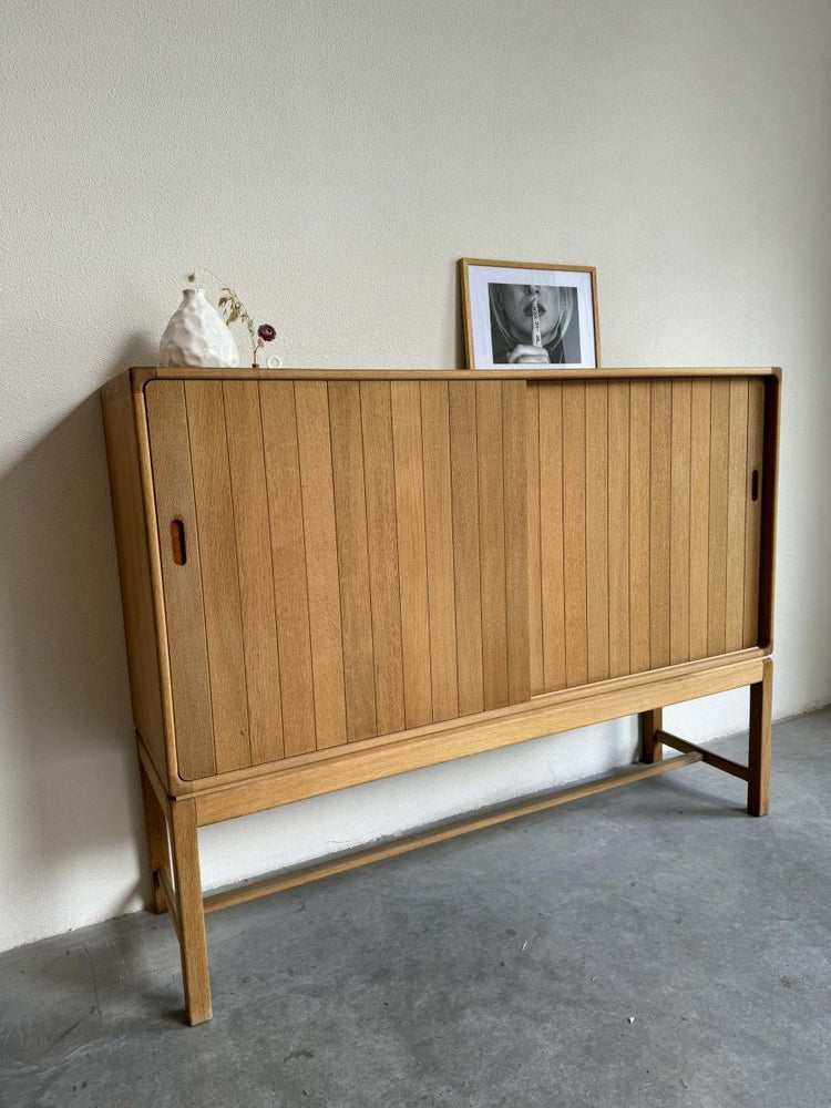 
                  
                    Eiken highboard Kurt Østervig - LOUI.STORE
                  
                