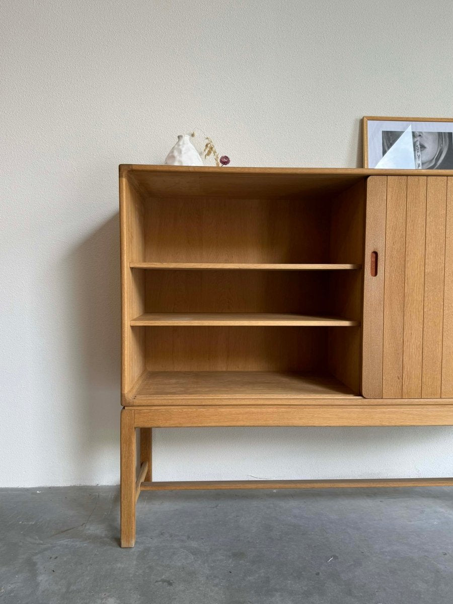 
                  
                    Eiken highboard Kurt Østervig - LOUI.STORE
                  
                