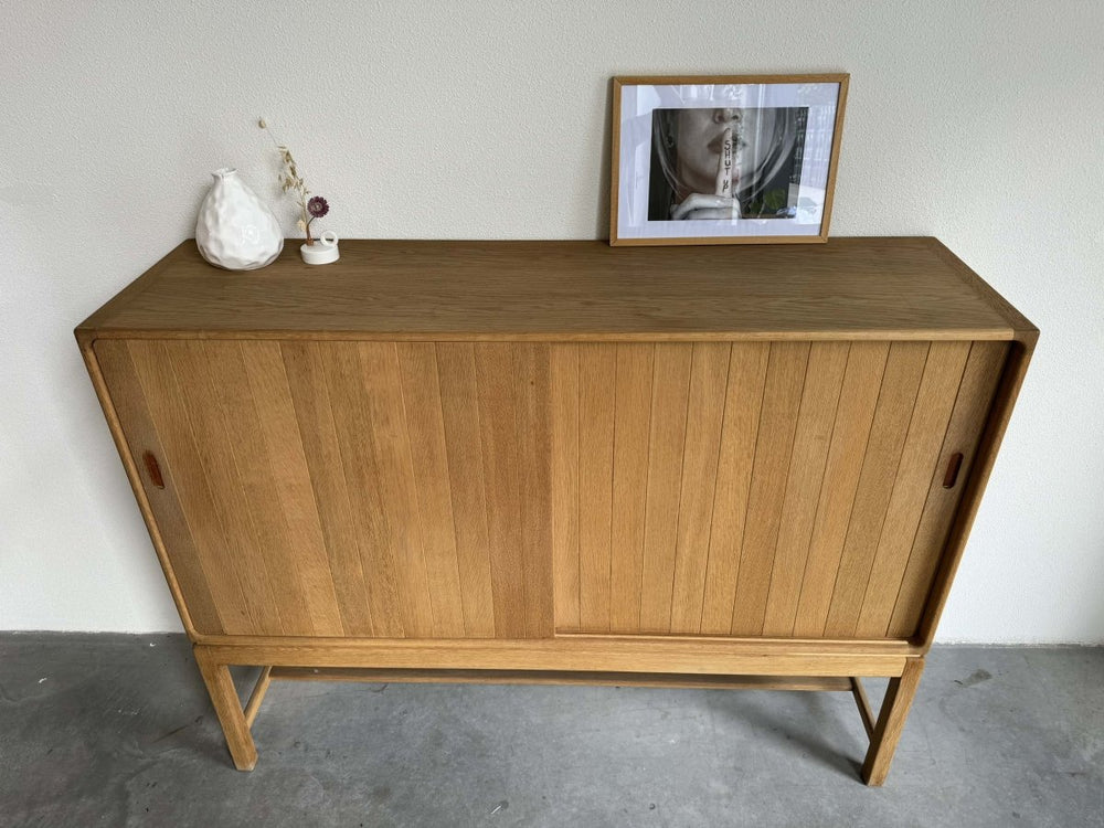 
                  
                    Eiken highboard Kurt Østervig - LOUI.STORE
                  
                