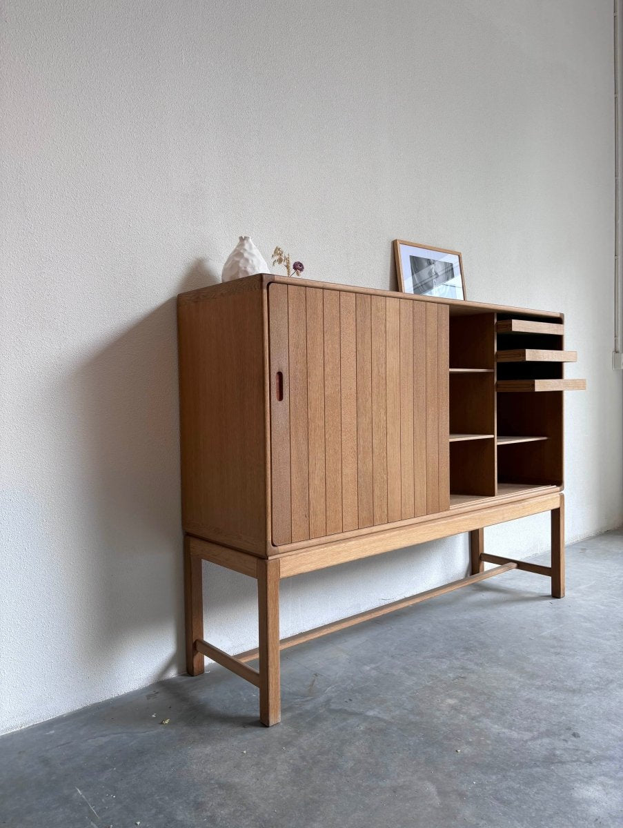 
                  
                    Eiken highboard Kurt Østervig - LOUI.STORE
                  
                