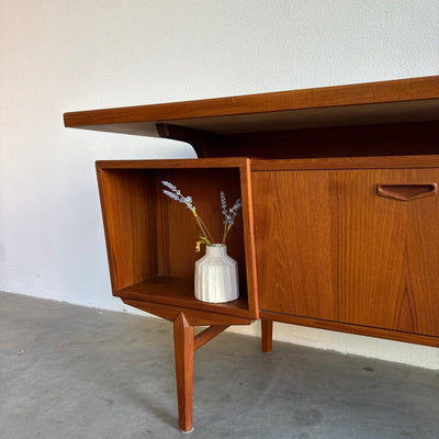 
                  
                    Groot teak vintage bureau 2 - kanten schuin aflopend - LOUI.STORE
                  
                