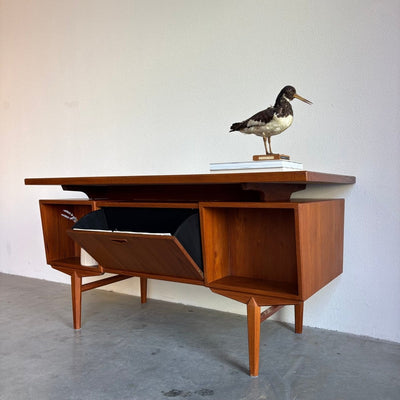 
                  
                    Groot teak vintage bureau 2 - kanten schuin aflopend - LOUI.STORE
                  
                