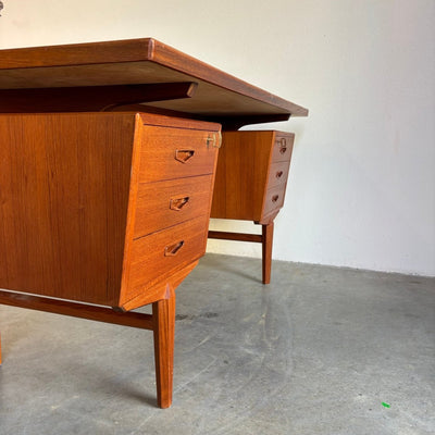 
                  
                    Groot teak vintage bureau 2 - kanten schuin aflopend - LOUI.STORE
                  
                