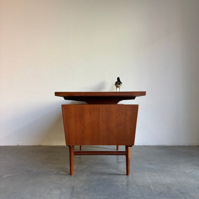 
                  
                    Groot teak vintage bureau 2 - kanten schuin aflopend - LOUI.STORE
                  
                