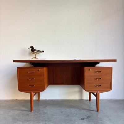 
                  
                    Groot teak vintage bureau 2 - kanten schuin aflopend - LOUI.STORE
                  
                
