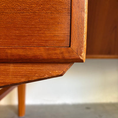 
                  
                    Groot teak vintage bureau 2 - kanten schuin aflopend - LOUI.STORE
                  
                