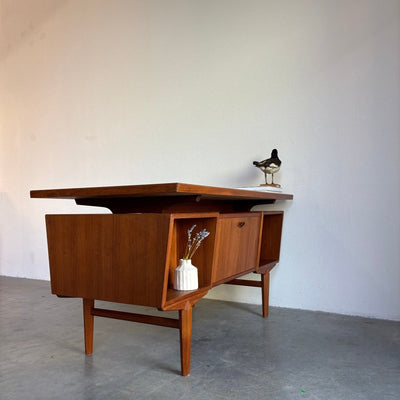 
                  
                    Groot teak vintage bureau 2 - kanten schuin aflopend - LOUI.STORE
                  
                