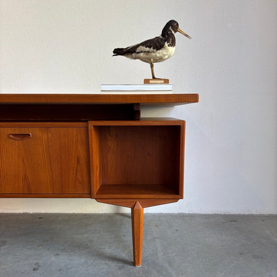 
                  
                    Groot teak vintage bureau 2 - kanten schuin aflopend - LOUI.STORE
                  
                