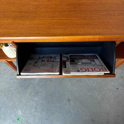 
                  
                    Groot teak vintage bureau 2 - kanten schuin aflopend - LOUI.STORE
                  
                