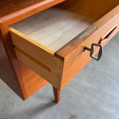 
                  
                    Groot teak vintage bureau 2 - kanten schuin aflopend - LOUI.STORE
                  
                