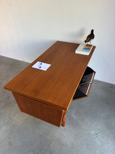 
                  
                    Groot teak vintage bureau 2 - kanten schuin aflopend - LOUI.STORE
                  
                