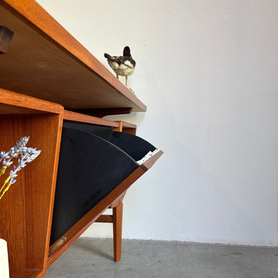 
                  
                    Groot teak vintage bureau 2 - kanten schuin aflopend - LOUI.STORE
                  
                