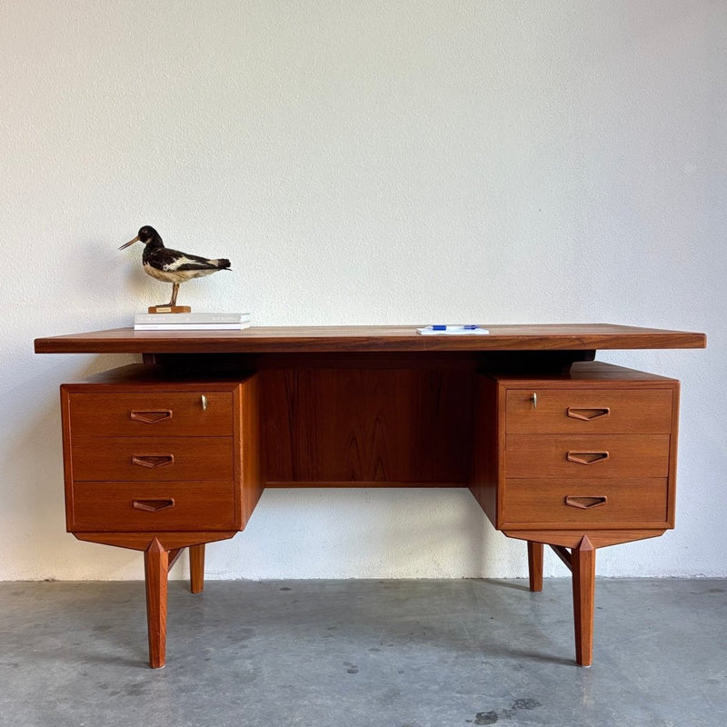 Groot teak vintage bureau 2 - kanten schuin aflopend - LOUI.STORE