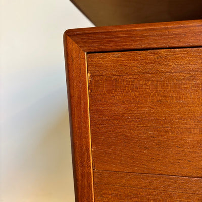 
                  
                    Groot teak vintage bureau 2 - kanten schuin aflopend - LOUI.STORE
                  
                