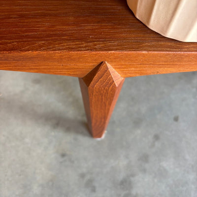 
                  
                    Groot teak vintage bureau 2 - kanten schuin aflopend - LOUI.STORE
                  
                