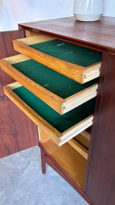 
                  
                    Highboard donker teak - LOUI.STORE
                  
                