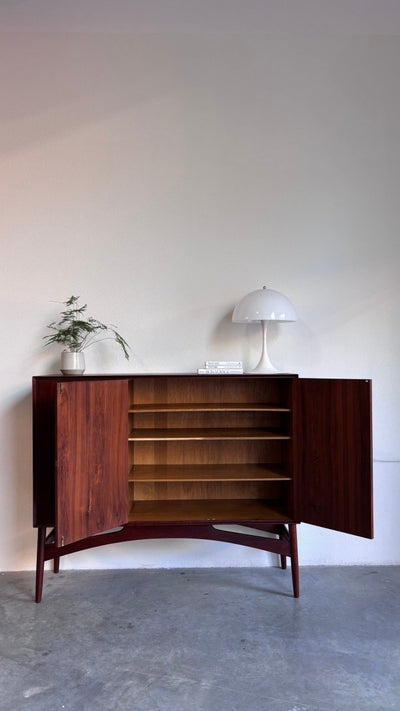 
                  
                    Highboard donker teak - LOUI.STORE
                  
                