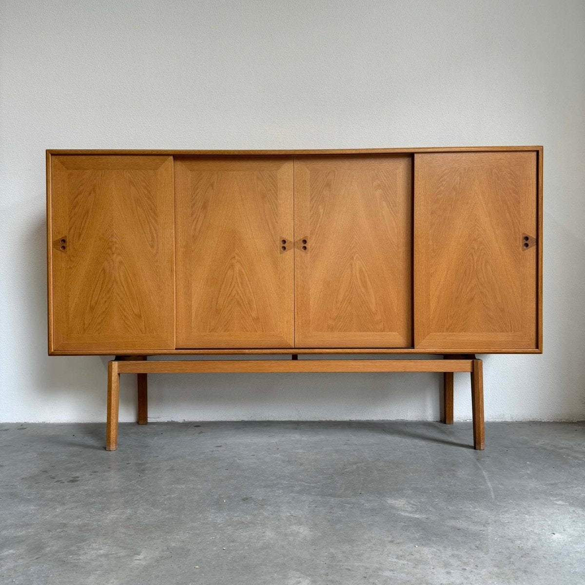 
                  
                    Highboard eiken Jensen & Rasnov - LOUI.STORE
                  
                