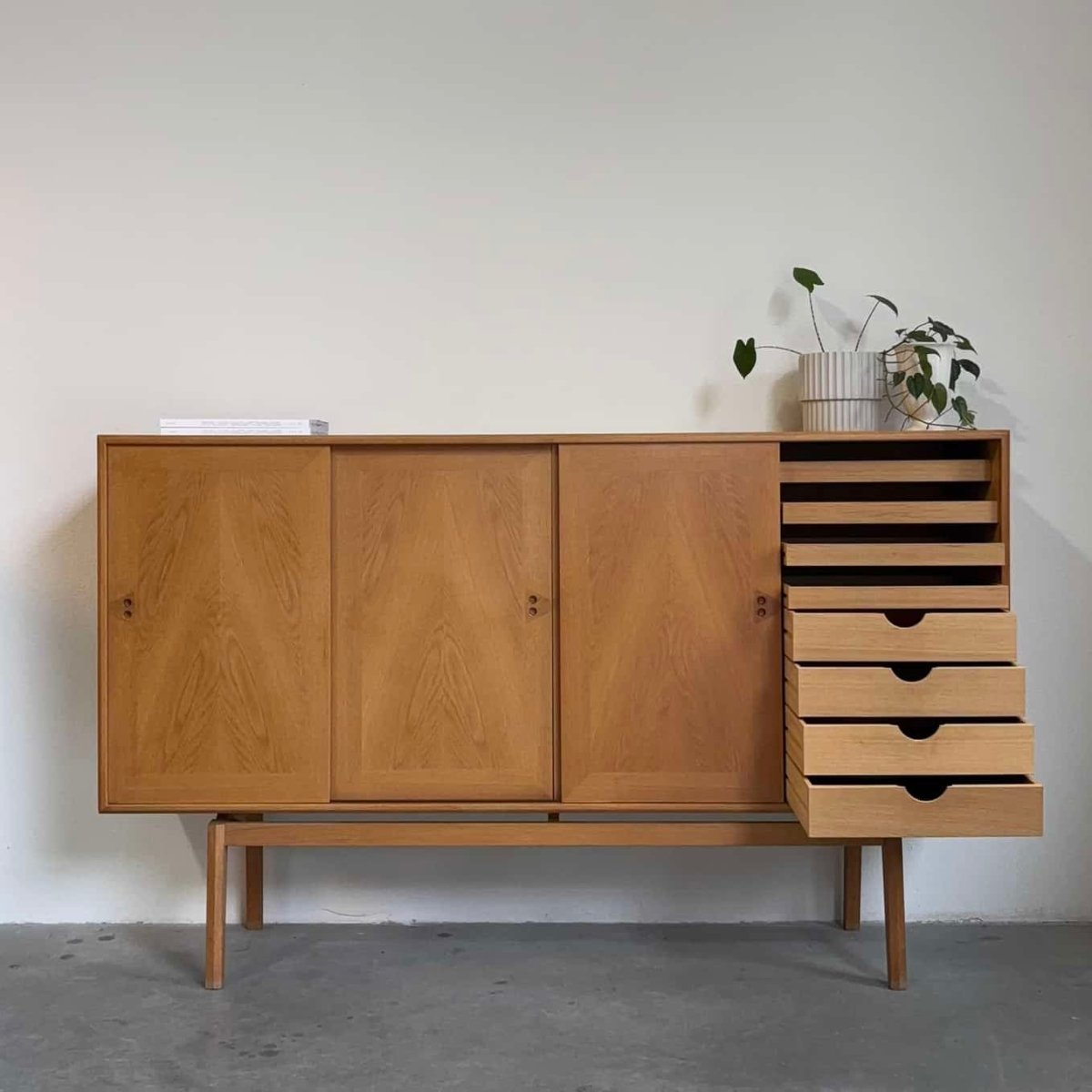 
                  
                    Highboard eiken Jensen & Rasnov - LOUI.STORE
                  
                