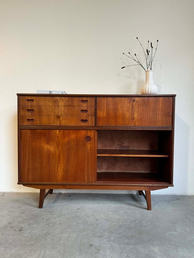 
                  
                    Highboard schuifdeuren en 3 lades teak - LOUI.STORE
                  
                