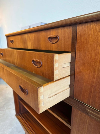 
                  
                    Highboard schuifdeuren en 3 lades teak - LOUI.STORE
                  
                
