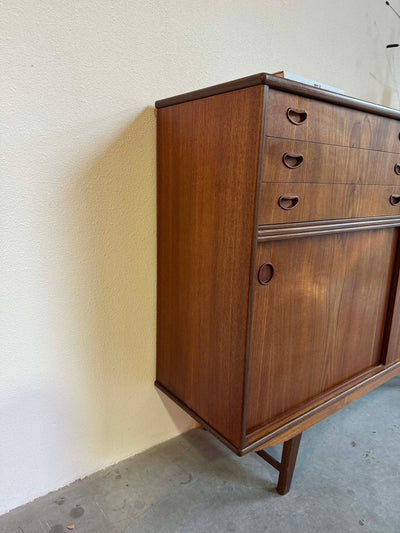 
                  
                    Highboard schuifdeuren en 3 lades teak - LOUI.STORE
                  
                