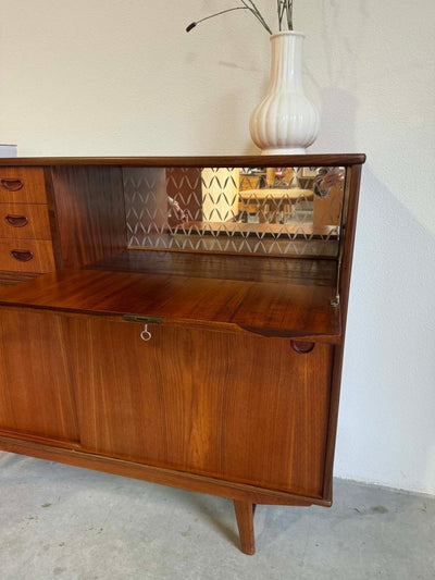 
                  
                    Highboard schuifdeuren en 3 lades teak - LOUI.STORE
                  
                