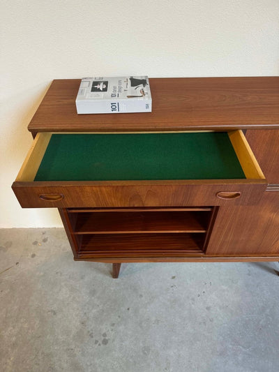 
                  
                    Highboard schuifdeuren en 3 lades teak - LOUI.STORE
                  
                