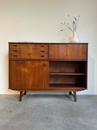 
                  
                    Highboard schuifdeuren en 3 lades teak - LOUI.STORE
                  
                