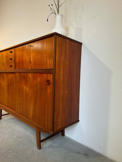
                  
                    Highboard schuifdeuren en 3 lades teak - LOUI.STORE
                  
                