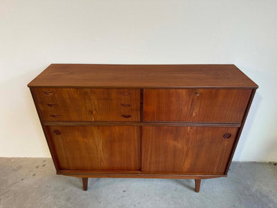 
                  
                    Highboard schuifdeuren en 3 lades teak - LOUI.STORE
                  
                