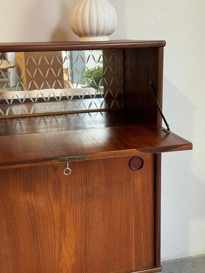 
                  
                    Highboard schuifdeuren en 3 lades teak - LOUI.STORE
                  
                