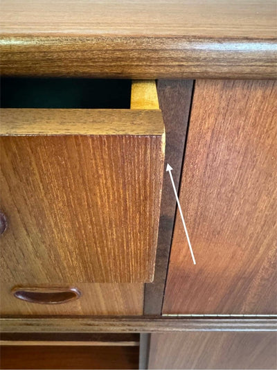 
                  
                    Highboard schuifdeuren en 3 lades teak - LOUI.STORE
                  
                