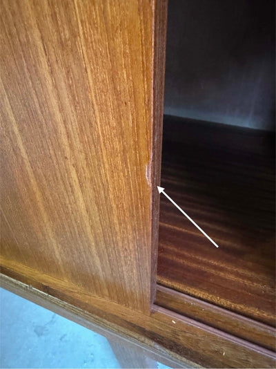 
                  
                    Highboard schuifdeuren en 3 lades teak - LOUI.STORE
                  
                