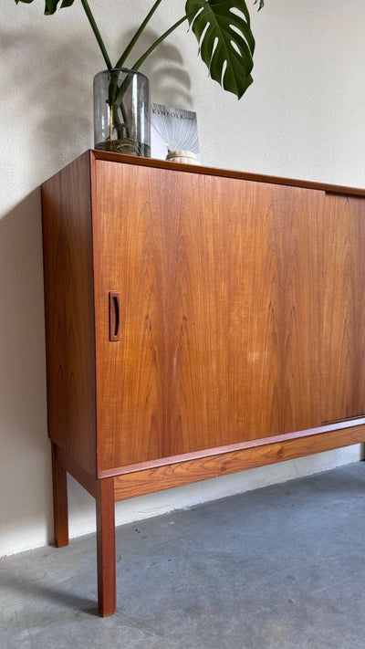 
                  
                    Highboard schuifdeuren teak - LOUI.STORE
                  
                