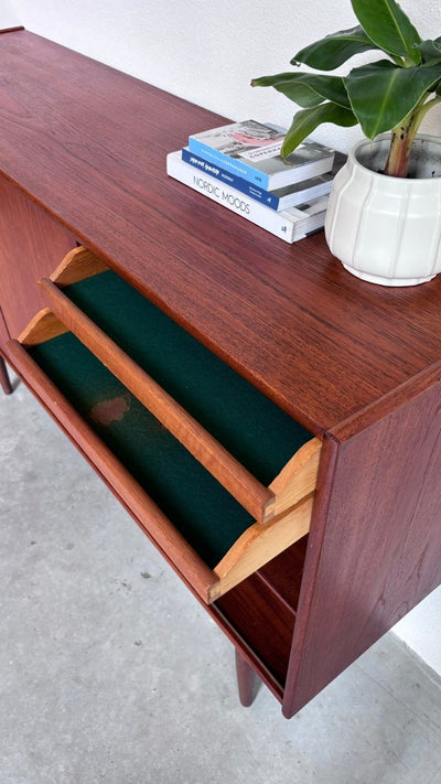 
                  
                    Highboard teak 3 deuren - LOUI.STORE
                  
                