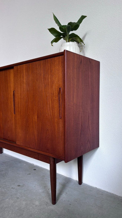 
                  
                    Highboard teak 3 deuren - LOUI.STORE
                  
                